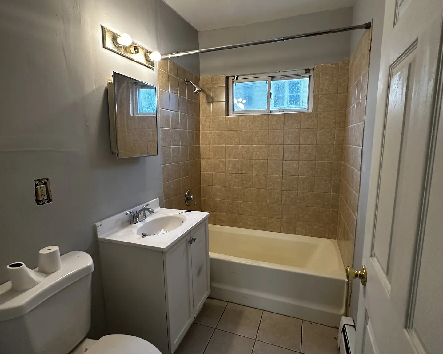 3 bed, 1.0 bath, 953 sqft, $1,600 — Photo 3