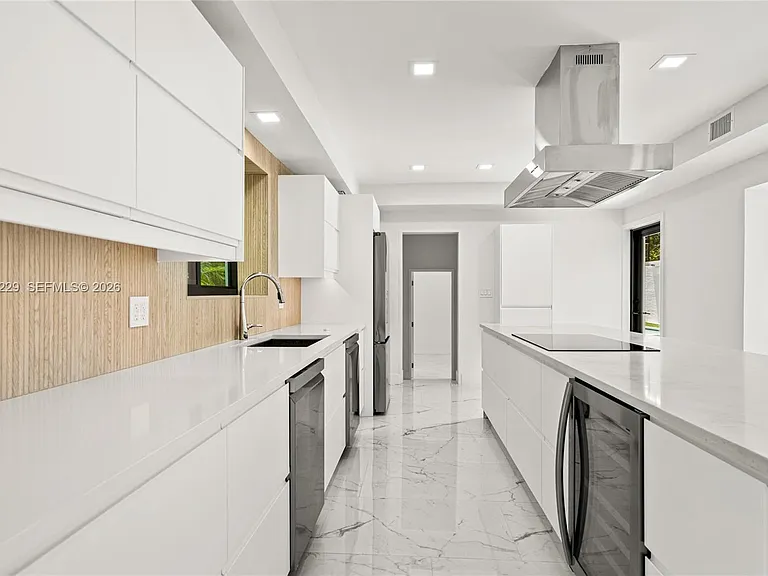 E 1st Ct — Photo 16