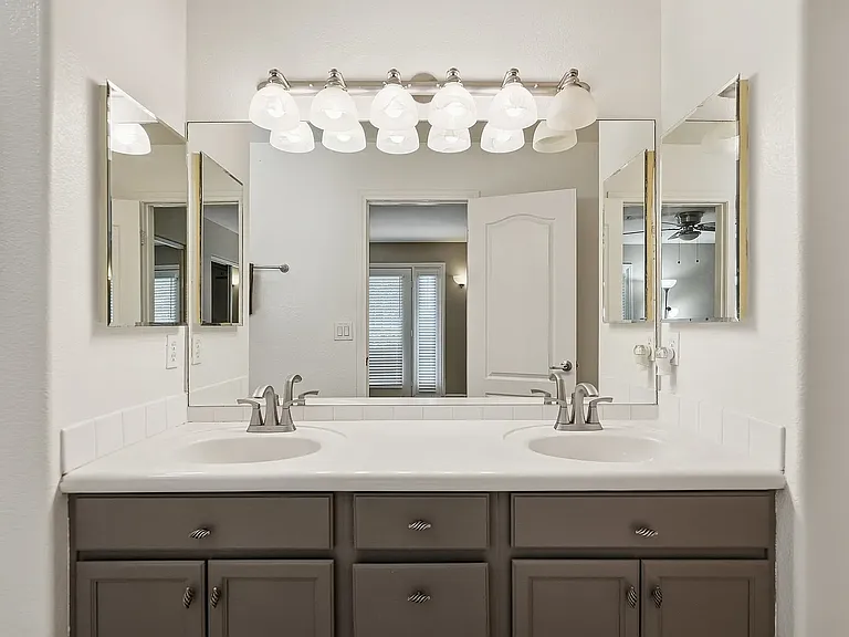 1081 W 1st St #10 — Photo 14