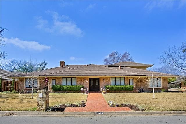 1st image of 904 Loch Lomond Dr