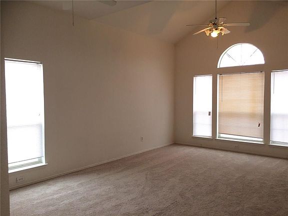 2nd image of 113 Havenwood Ln