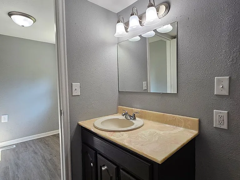 1038 E Division St — Photo 11