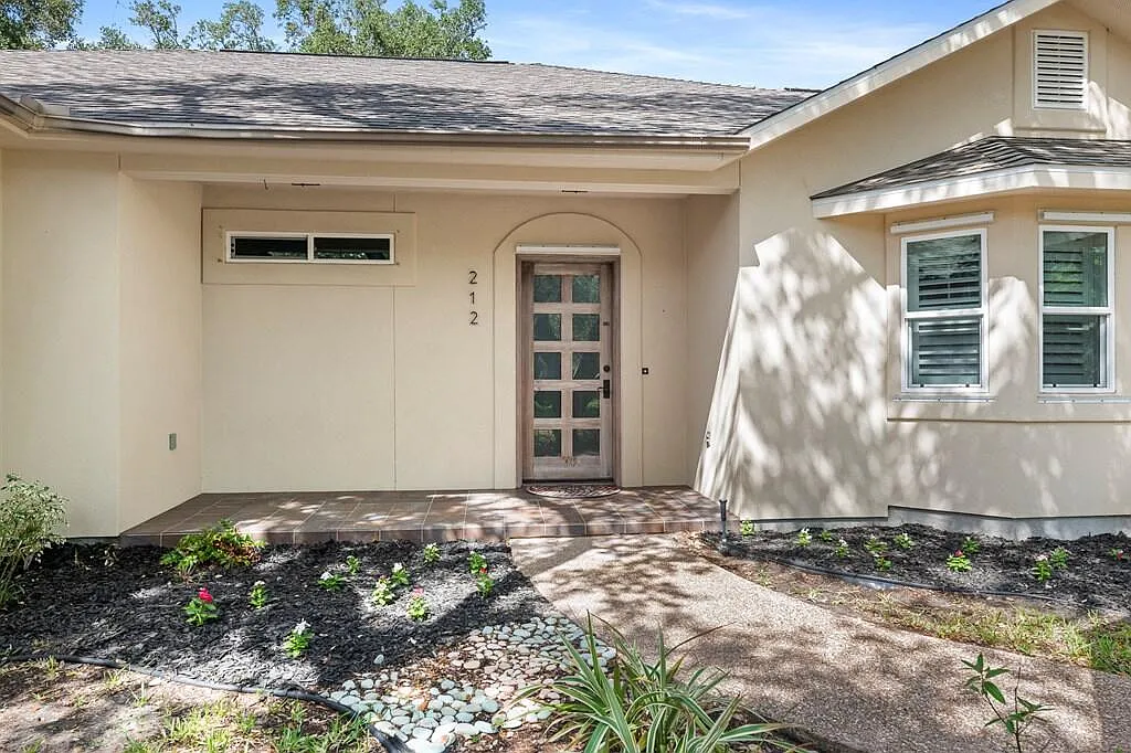 3 bed, 2.5 bath, 2229 sqft, $3,200 — Photo 2