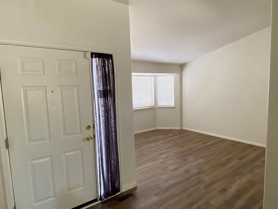 Entry + formal living