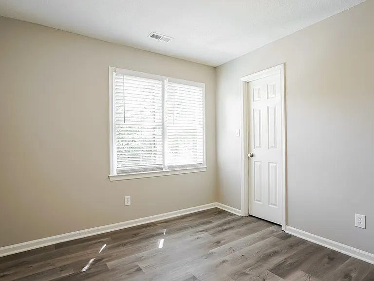 1011 Laurens Way — Photo 15