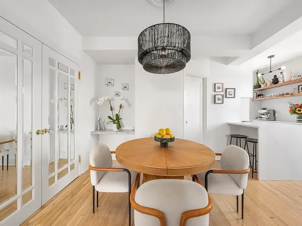 365 West 20th Street image 4 of 15