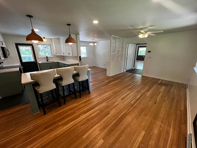 826 Claremont Ct — Photo 8