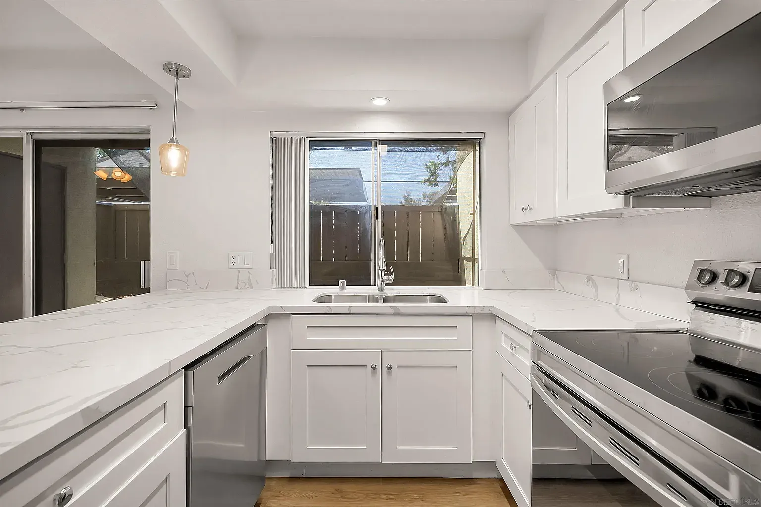 2 bed, 894 sqft, $2,700 — Photo 3