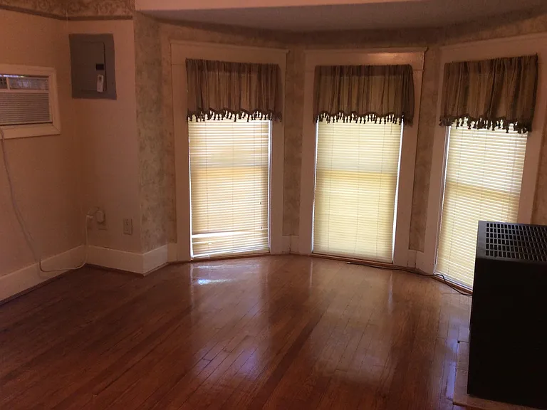609 1/2 Park Pl — Photo 1