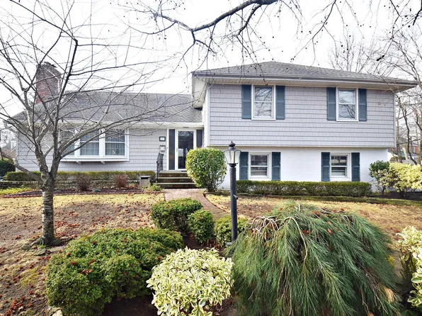 505 S 1st Street, Lindenhurst, NY 11757