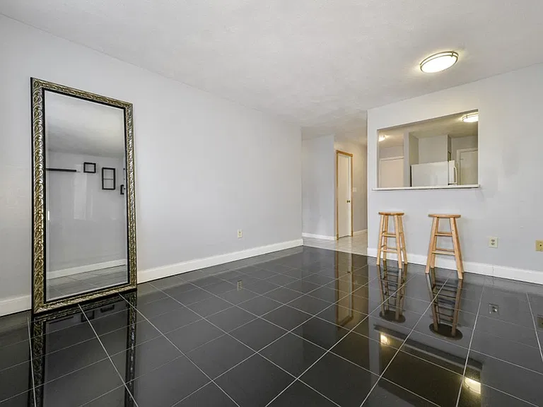 900 Governors Dr #3 — Photo 8
