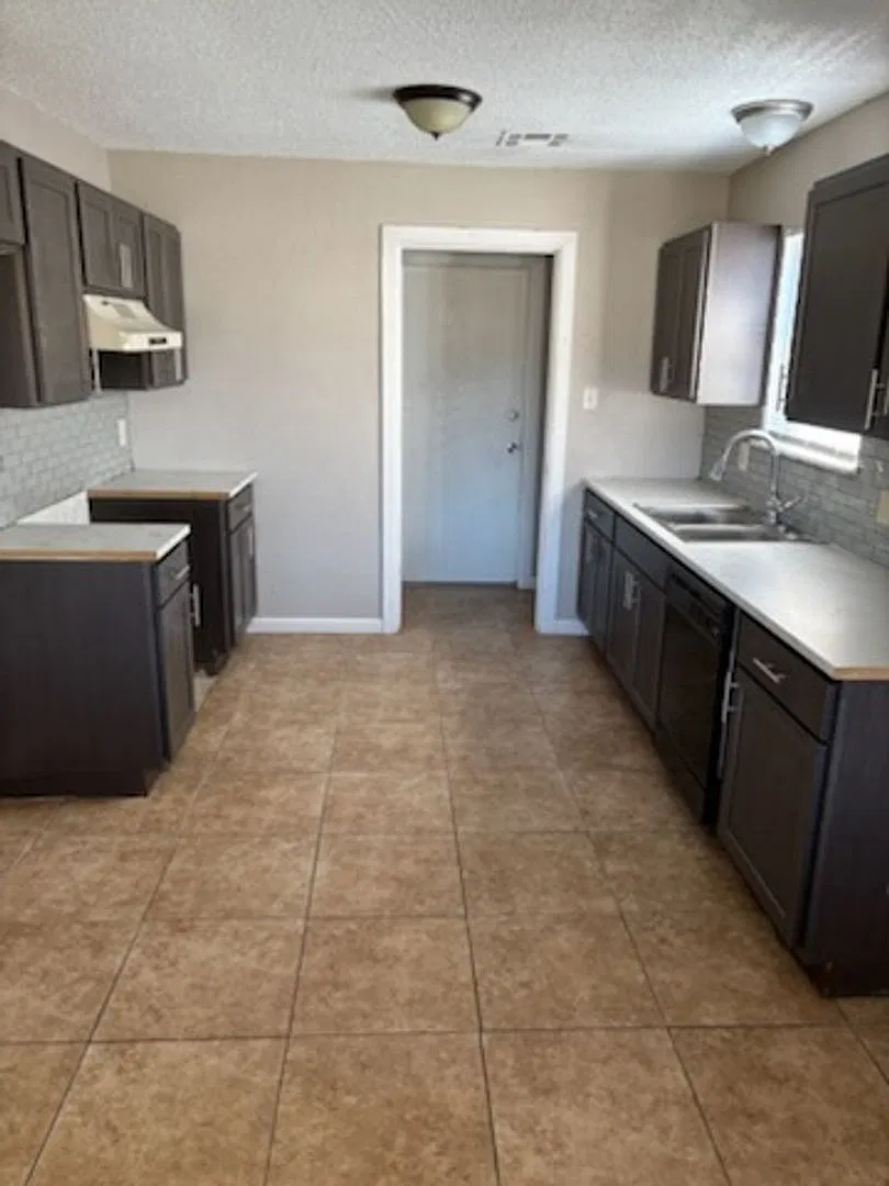 Comfortable & Move-In Ready 3 Bedroom Brick Home in the Skyline East Area! — Photo 4