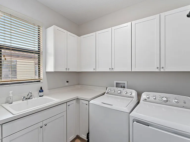 1077 Faulkner Ter — Photo 41