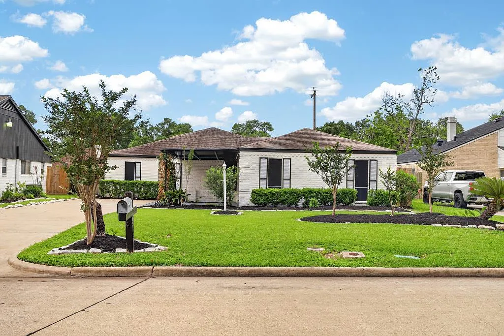 Building Photo - 13723 Greenway Dr