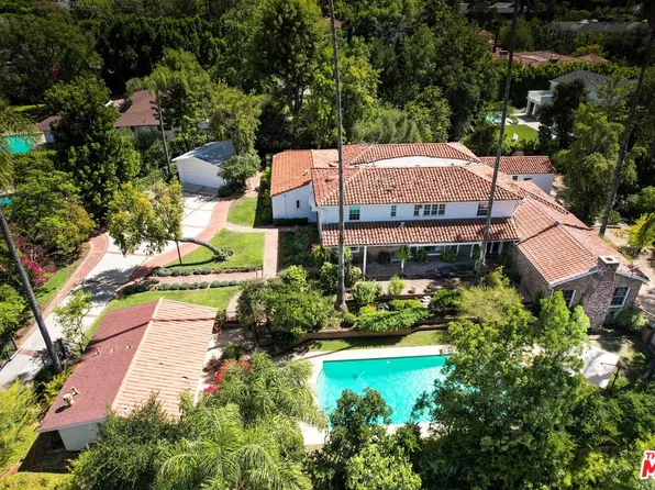 17534 Corinthian Dr, Encino, CA 91316