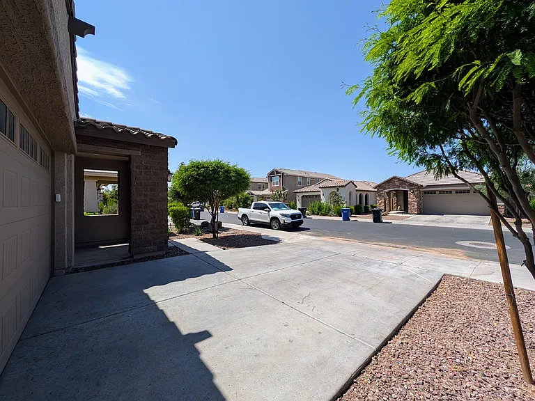 9509 W Sells Dr — Photo 17