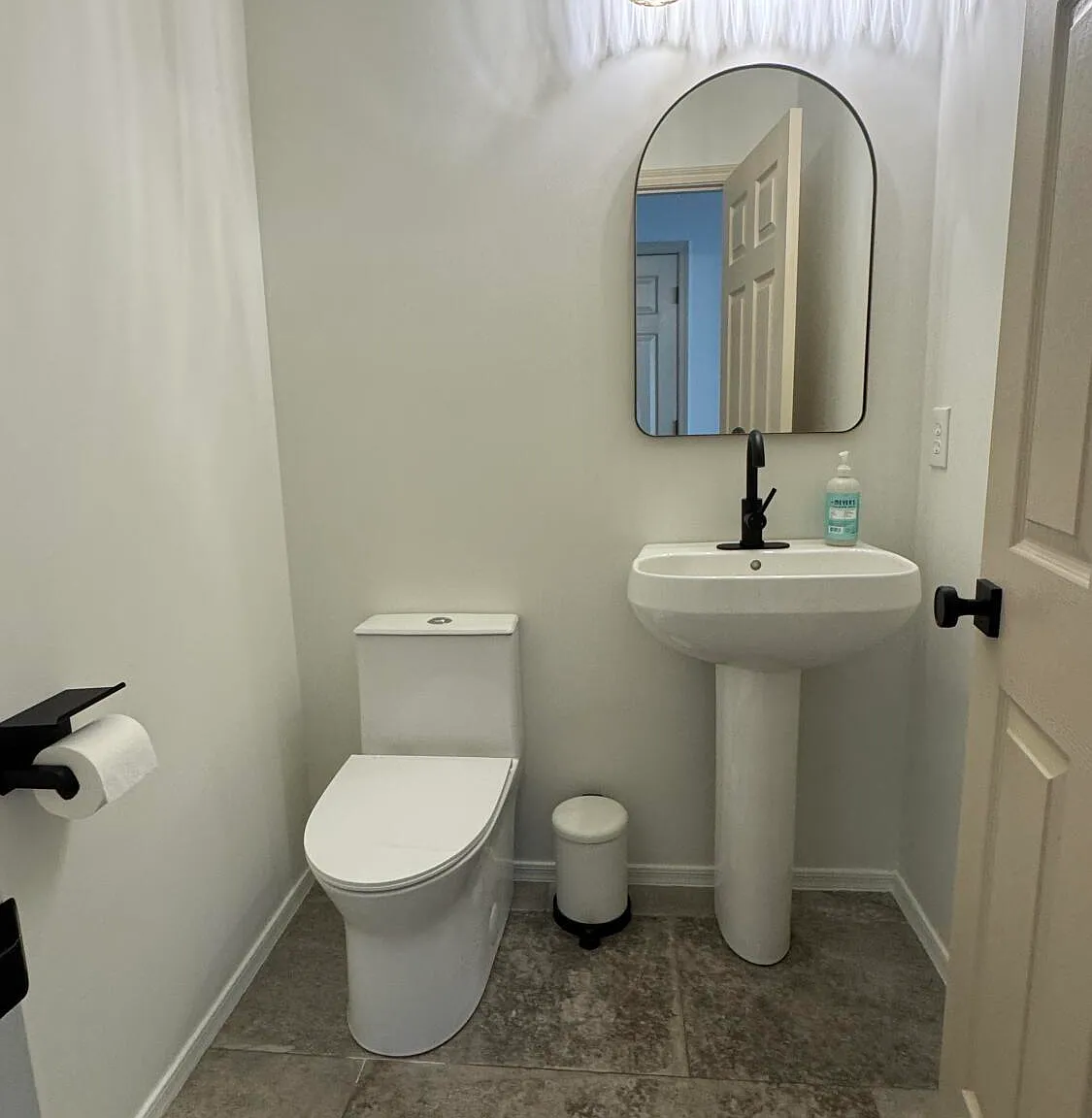 4 bed, 3.5 bath, 2810 sqft, $2,700 — Photo 4