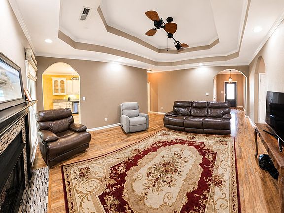 4th image of 2305 Parc Pl