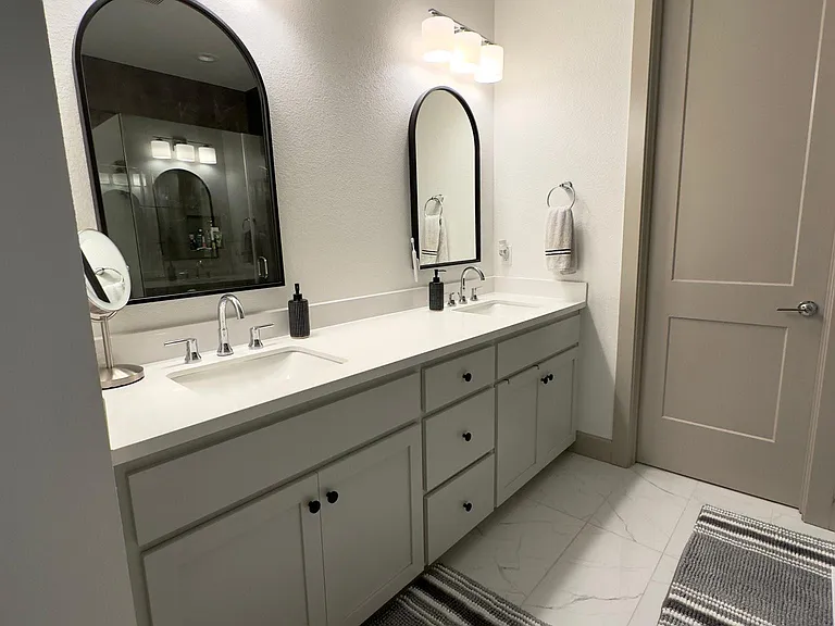 Master bathroom (2nd floor)