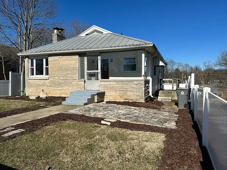 918 W 4th St — Photo 3