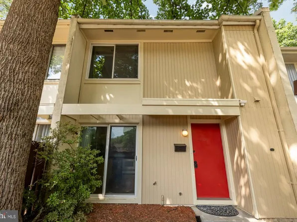2240 Southgate Sq, Reston, VA 20191