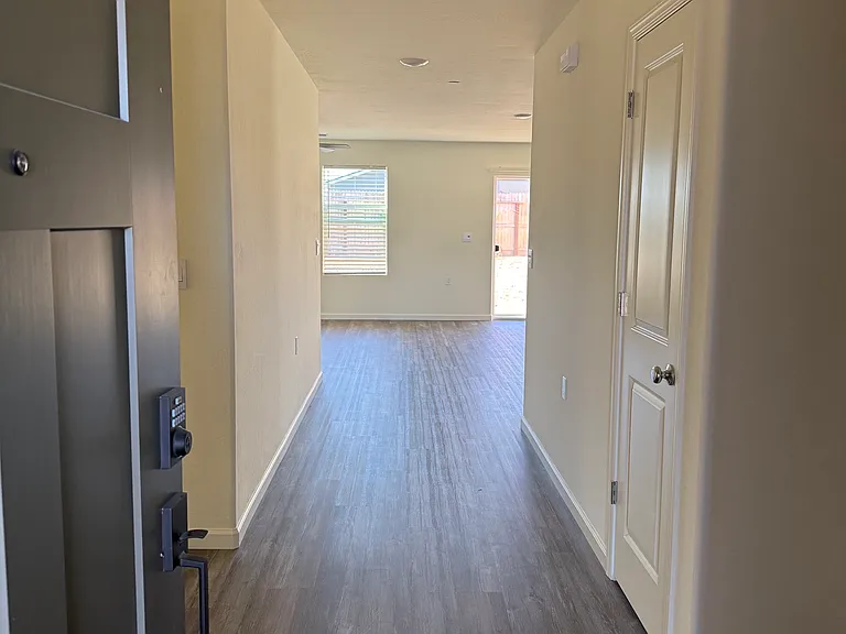 675 Skyler Ln — Photo 2
