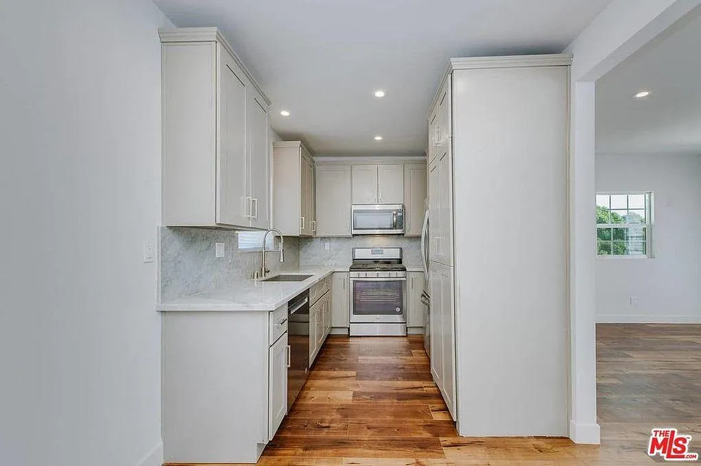 5261 San Vicente Blvd — Photo 3