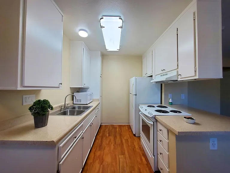 Parklane Apartments — Photo 30