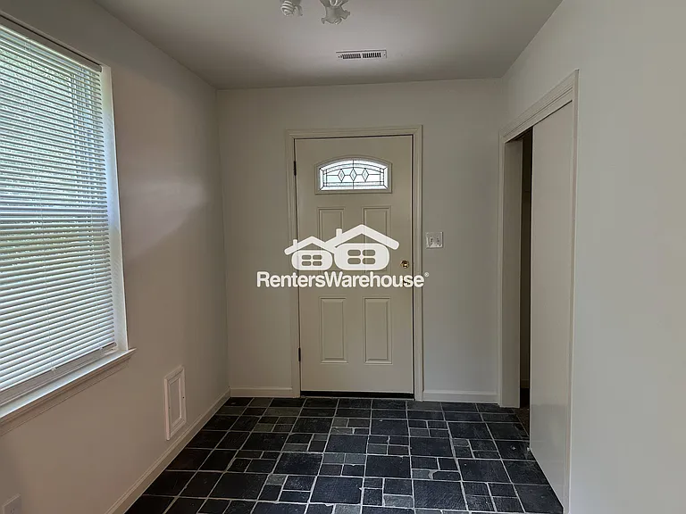 17825 Falls Rd — Photo 5