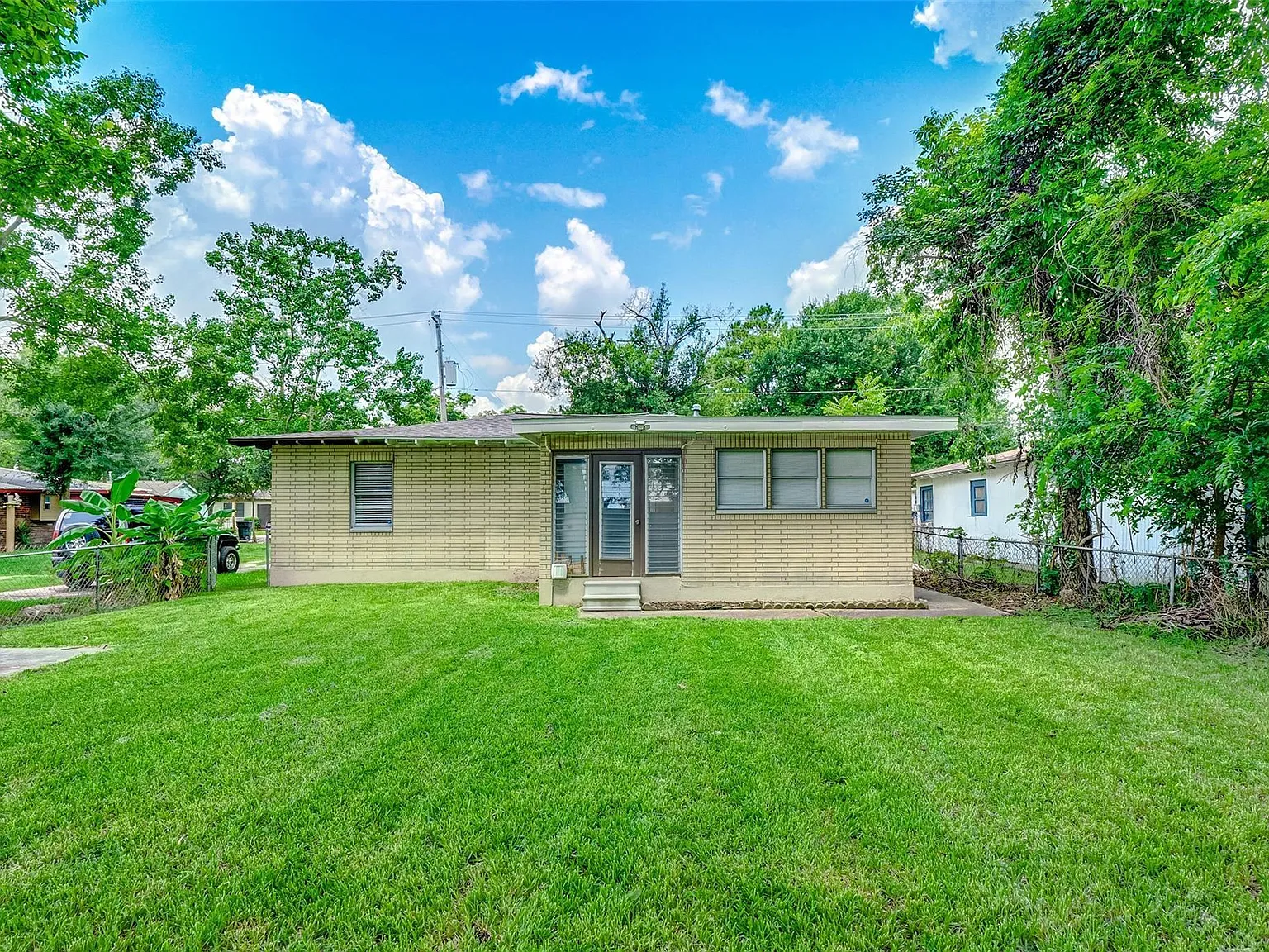 2 bed, 1.5 bath, 1240 sqft, $1,650 — Photo 2