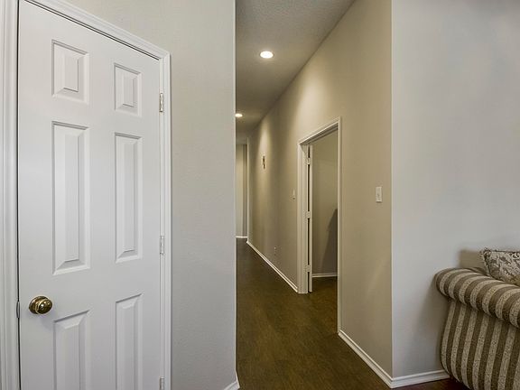5th image of 2870 Briar Hill Dr