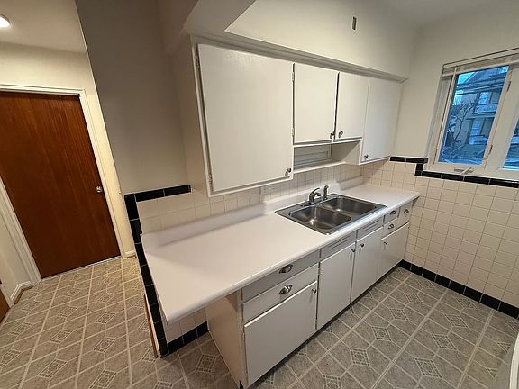 4th image of 2559 Marsh Ave #3