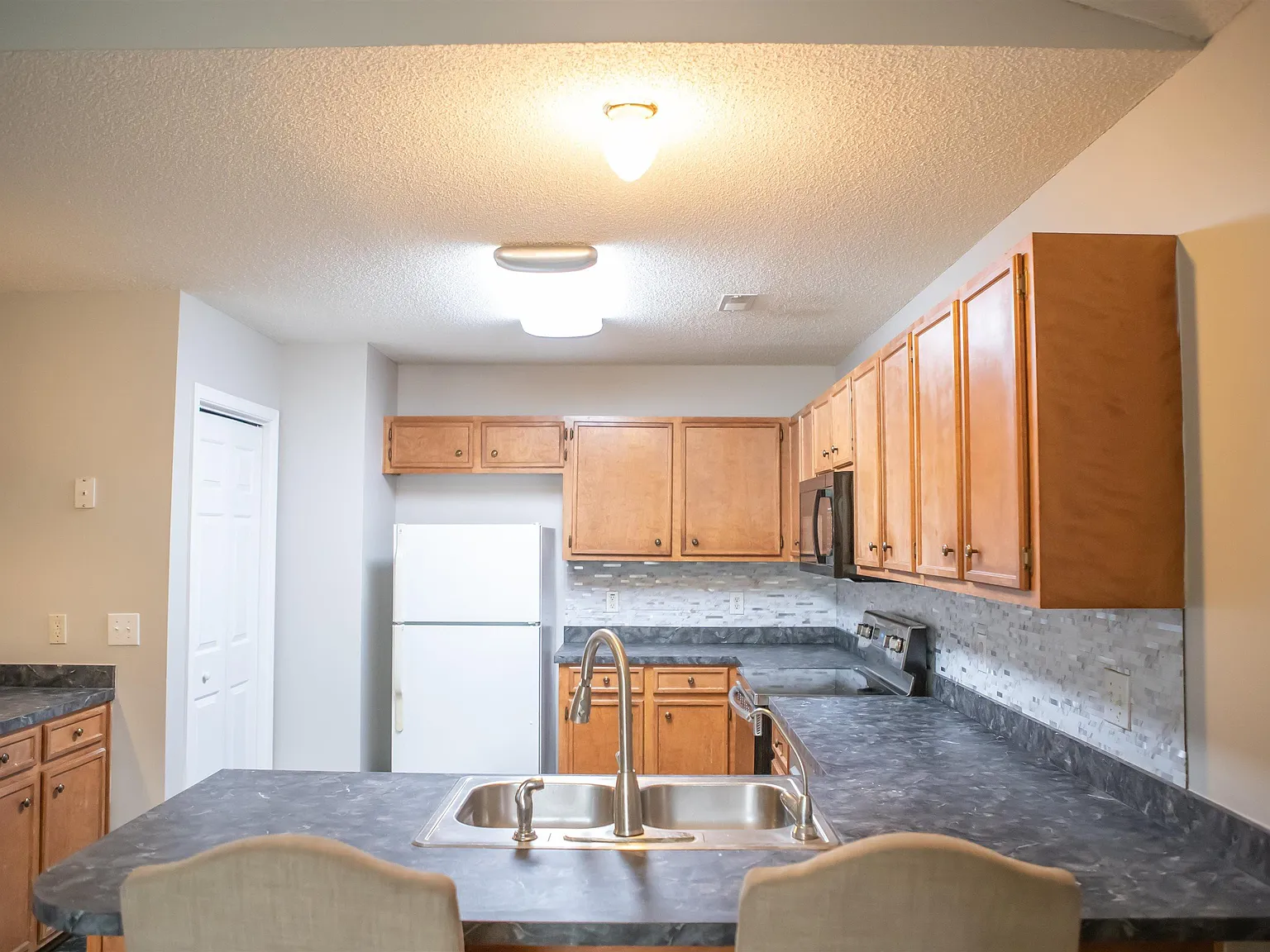 3 bed, 1870 sqft, $2,300 — Photo 2