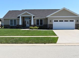 328 Hershiser Ln, Chatham, IL 62629