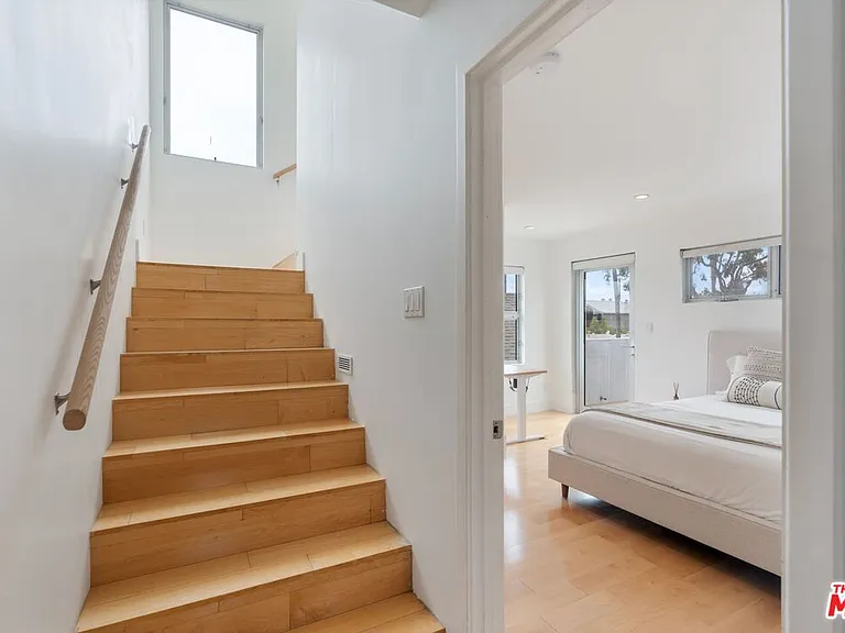 678 Broadway St — Photo 17