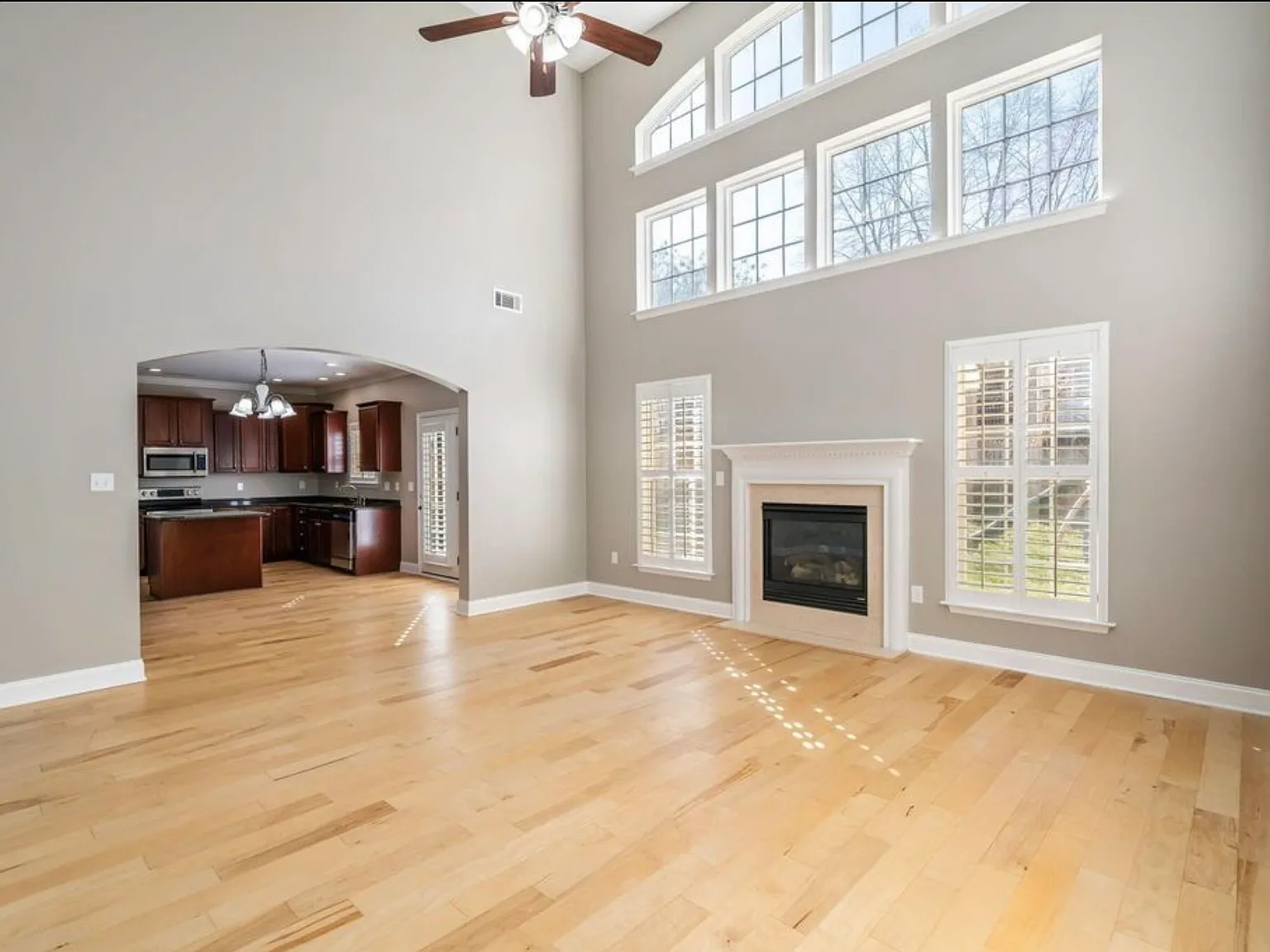 5 bed, 2.5 bath, 3000 sqft, $3,400 — Photo 4