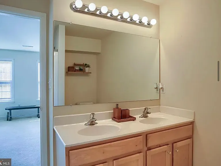 413 Eisenhower Dr — Photo 9