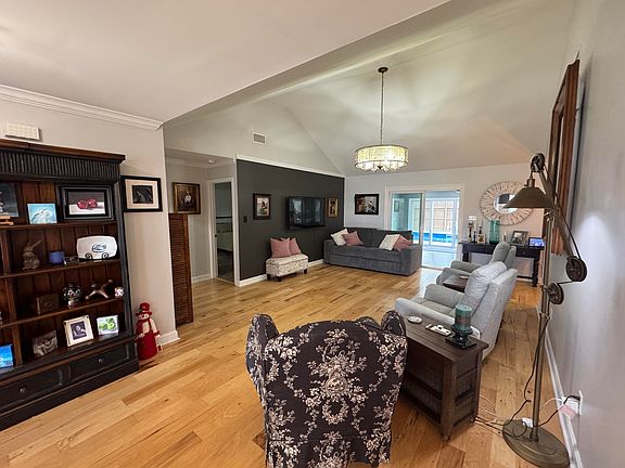 3rd image of 616 McArthur Ln