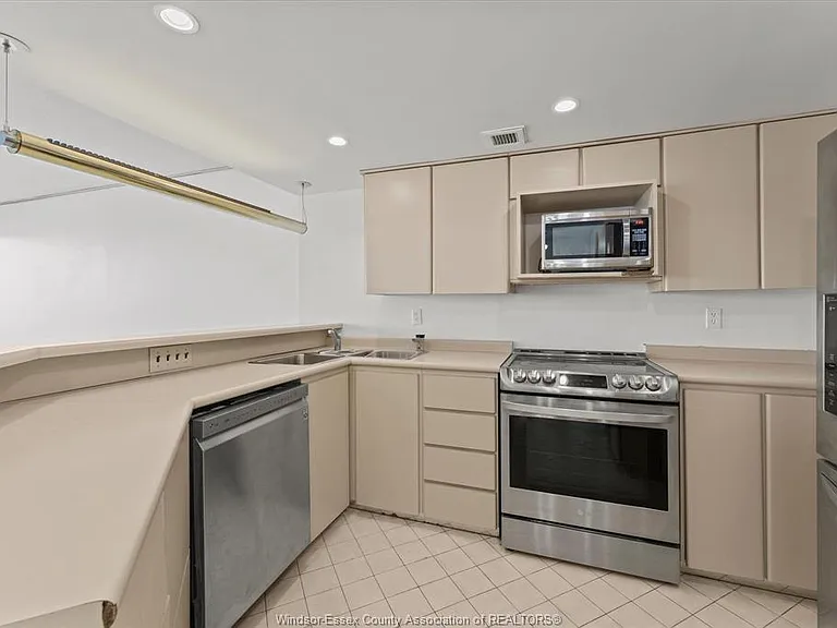 380 Pelissier St #1302 — Photo 14