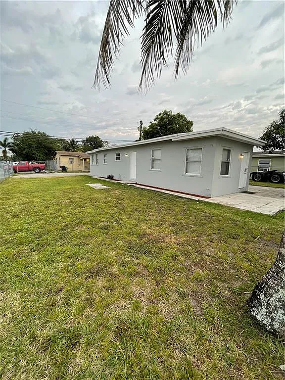 3 bed, 1.0 bath, 1332 sqft, $2,147 — Photo 2