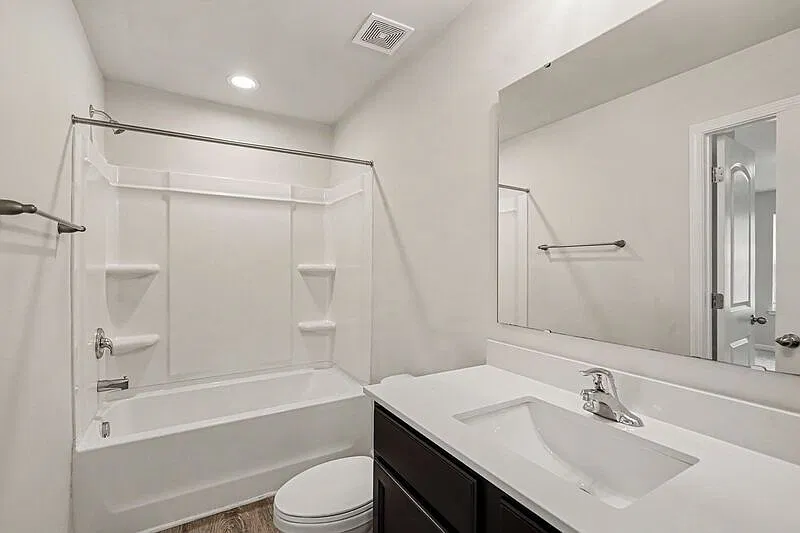 5 bed, 3.0 bath, 2204 sqft, $2,400 — Photo 2