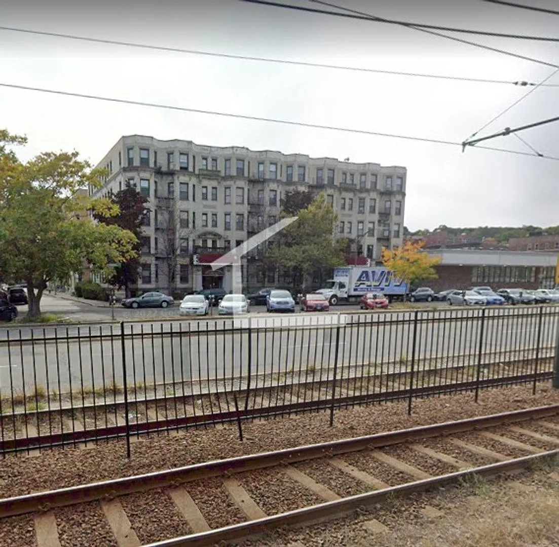 3 Bed 1 Bath on Commonwealth Ave (or 2 bed w/ Living Room) — Photo 2