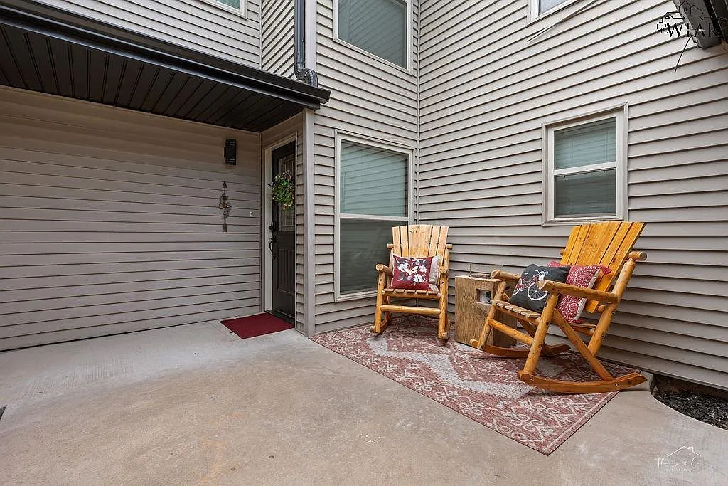 3 bed, 2.0 bath, 1742 sqft, $2,800 — Photo 2