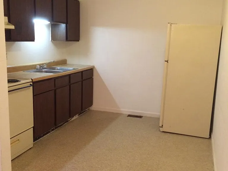400 Anthony Dr — Photo 1
