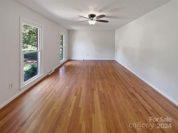 3rd image of 1669 Buckingham Ave