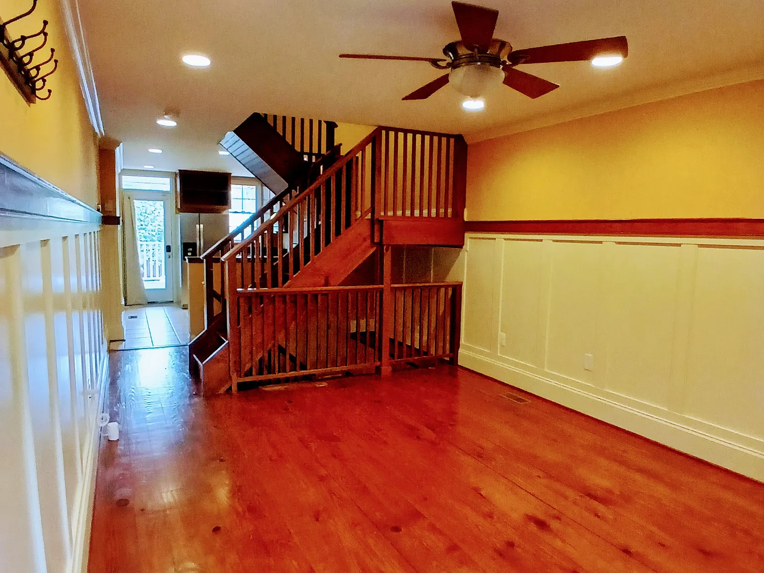 3 bed, 2.5 bath, 2400 sqft, $3,100 — Photo 2