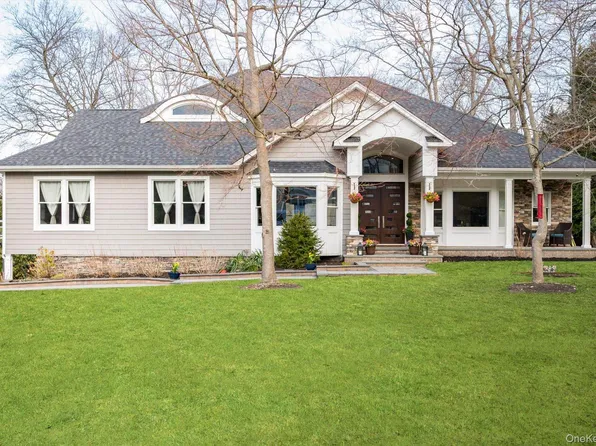 7 Riga Lane, Melville, NY 11747