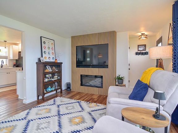 3rd image of 2713 Packerland Dr