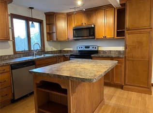 3 Buttonwood St APT 2, Bristol, RI 02809