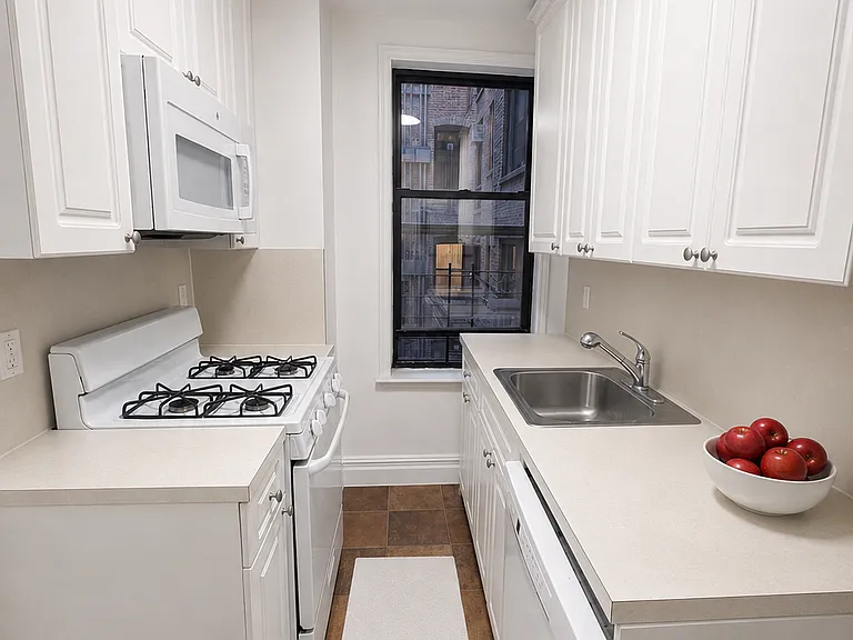 425 Riverside Dr #7D — Photo 4
